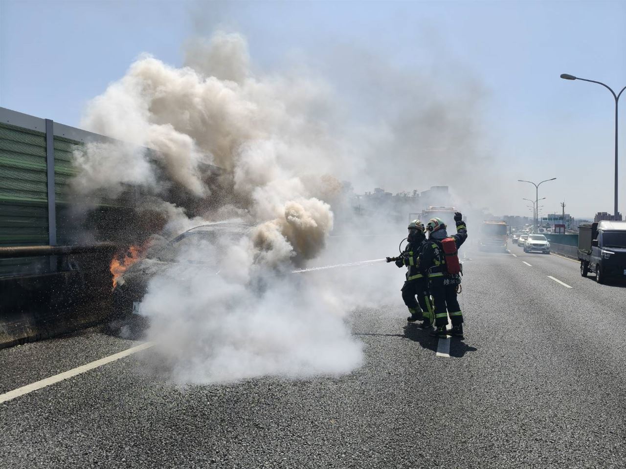 快訊／台74線火燒車！轎車陷入火海燒...