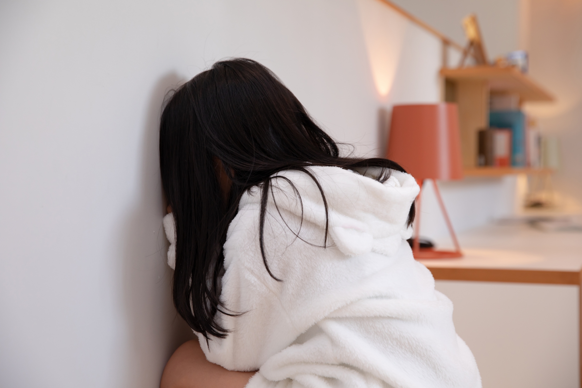 監視器錄下女童放學遭鎖喉拖行　校方給家長信喊話「共築安全網」