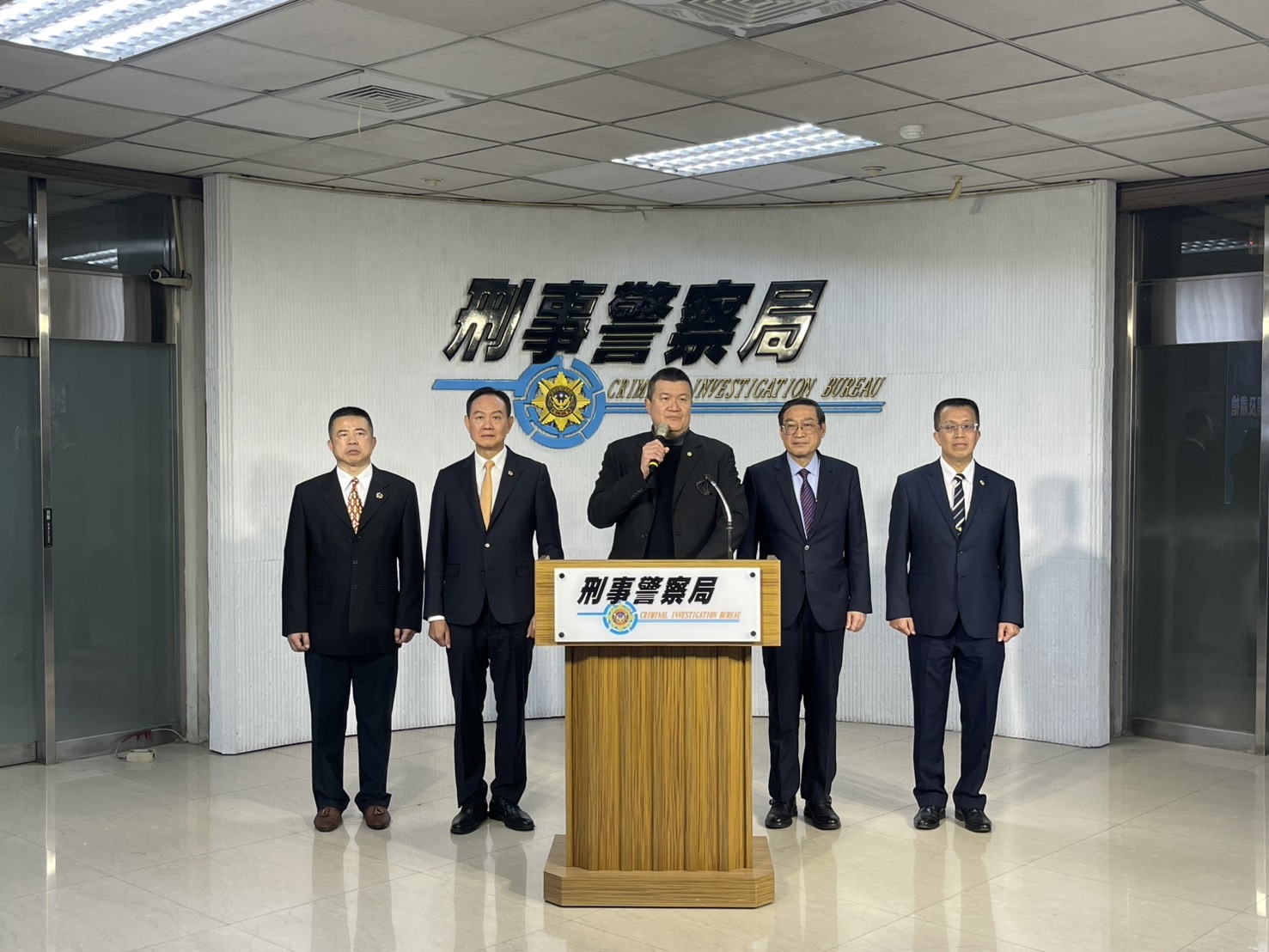 全國打詐掃黑肅槍成果豐碩　刑事局長周幼偉榮退獲頒二等內政專業獎章