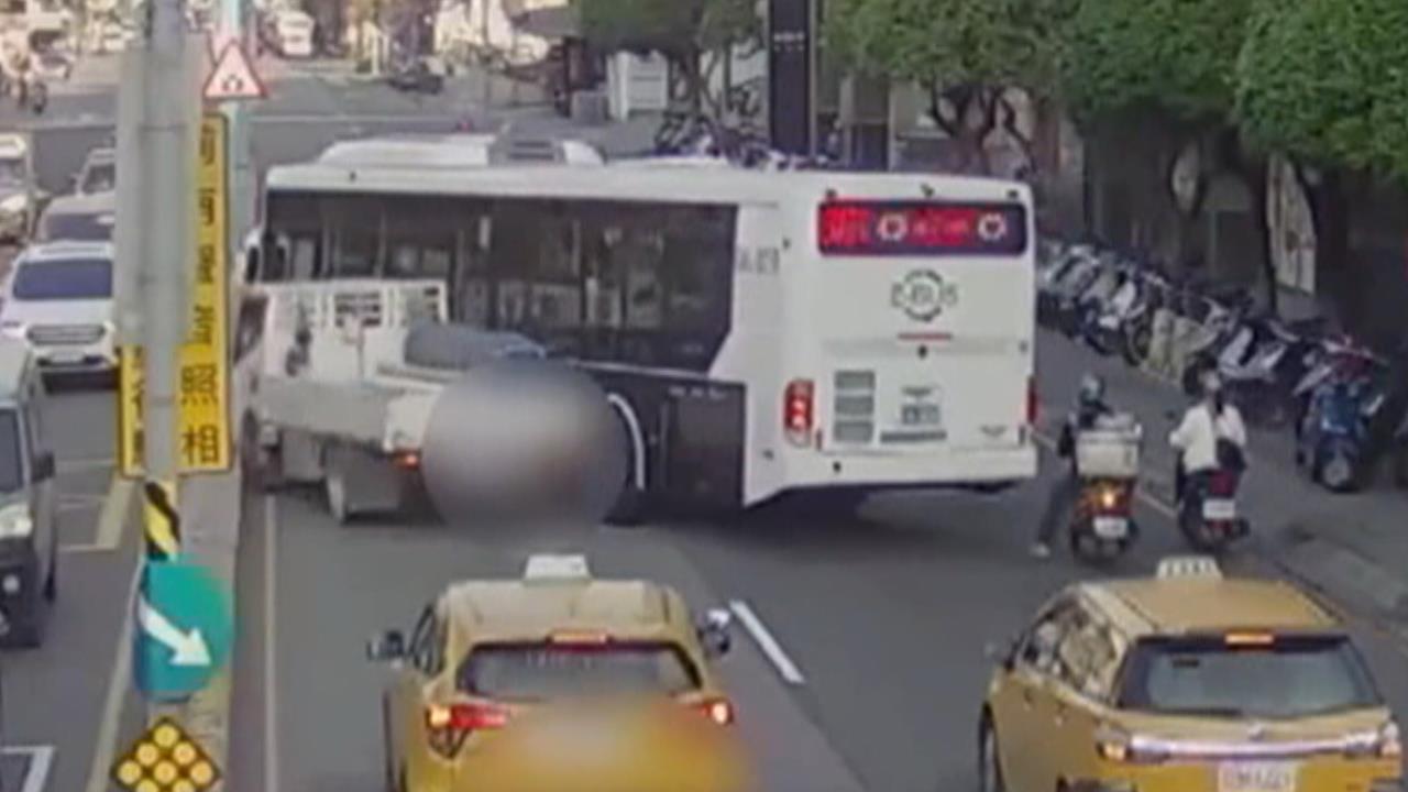 新莊公車撞小貨車4人送醫 疑方向盤機械故障釀禍