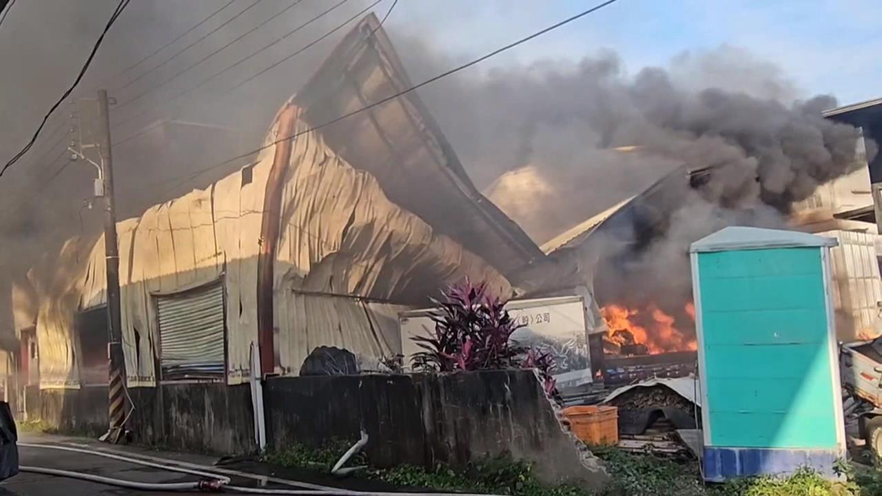 火勢猛烈! 屏東長治倉庫傳火警 附近校園急撤離3百名學生