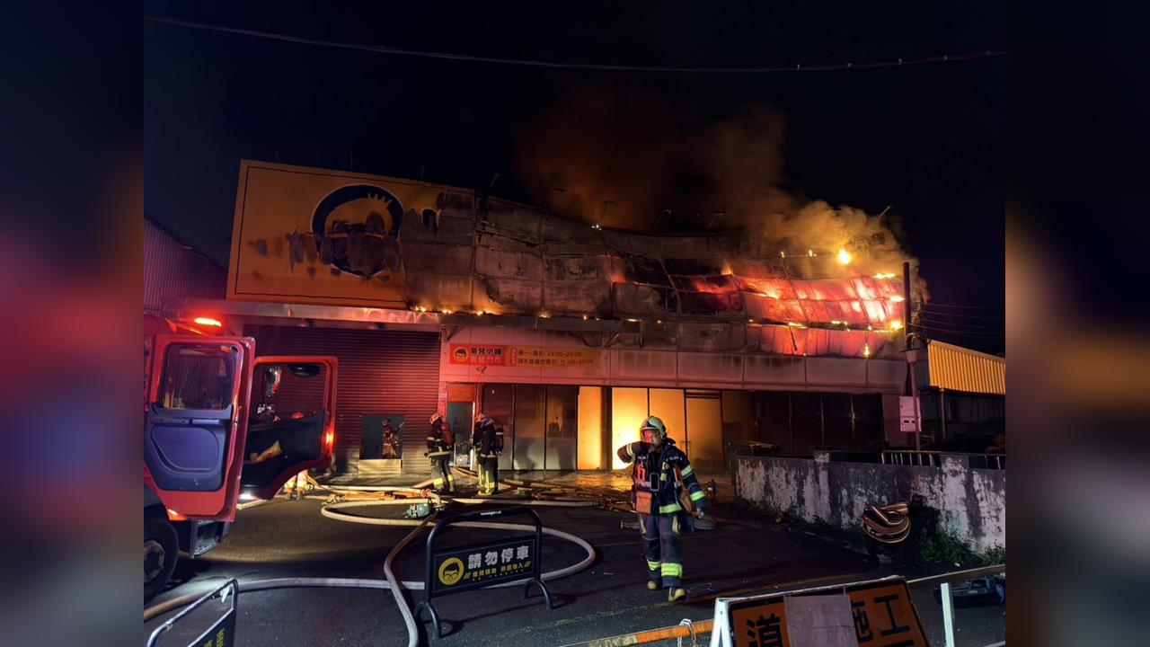 汐止電商店面暗夜大火！環保局：濃煙飄散影響空氣品質