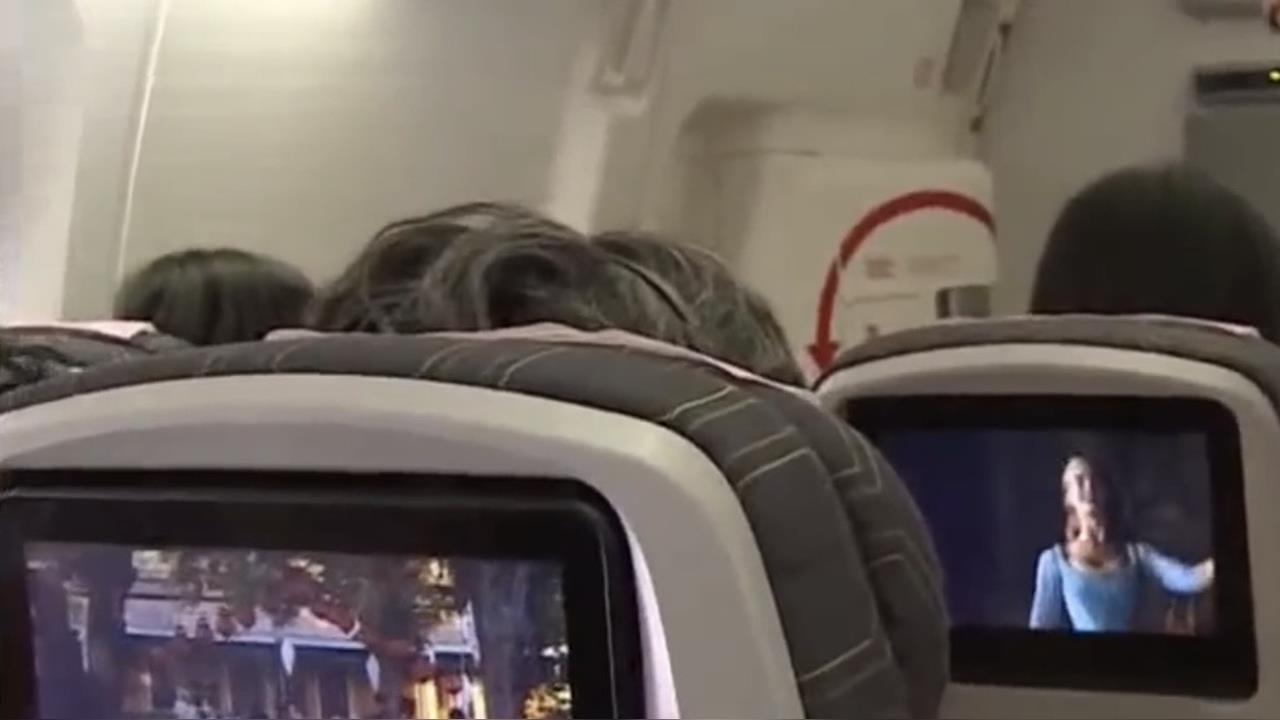 他搭機見鄰座只盯1畫面！網曝心聲：這時才能看