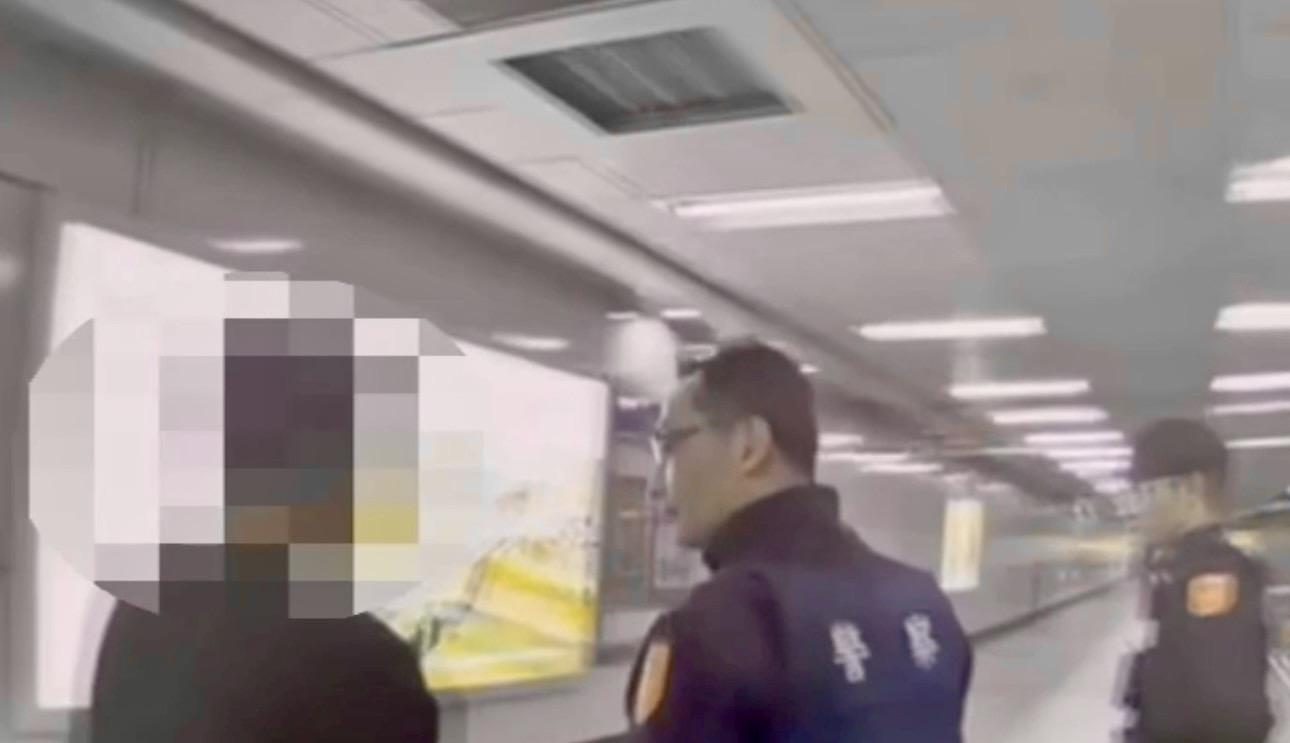 影/北捷月台女子遭「手肘襲胸」　發飆...