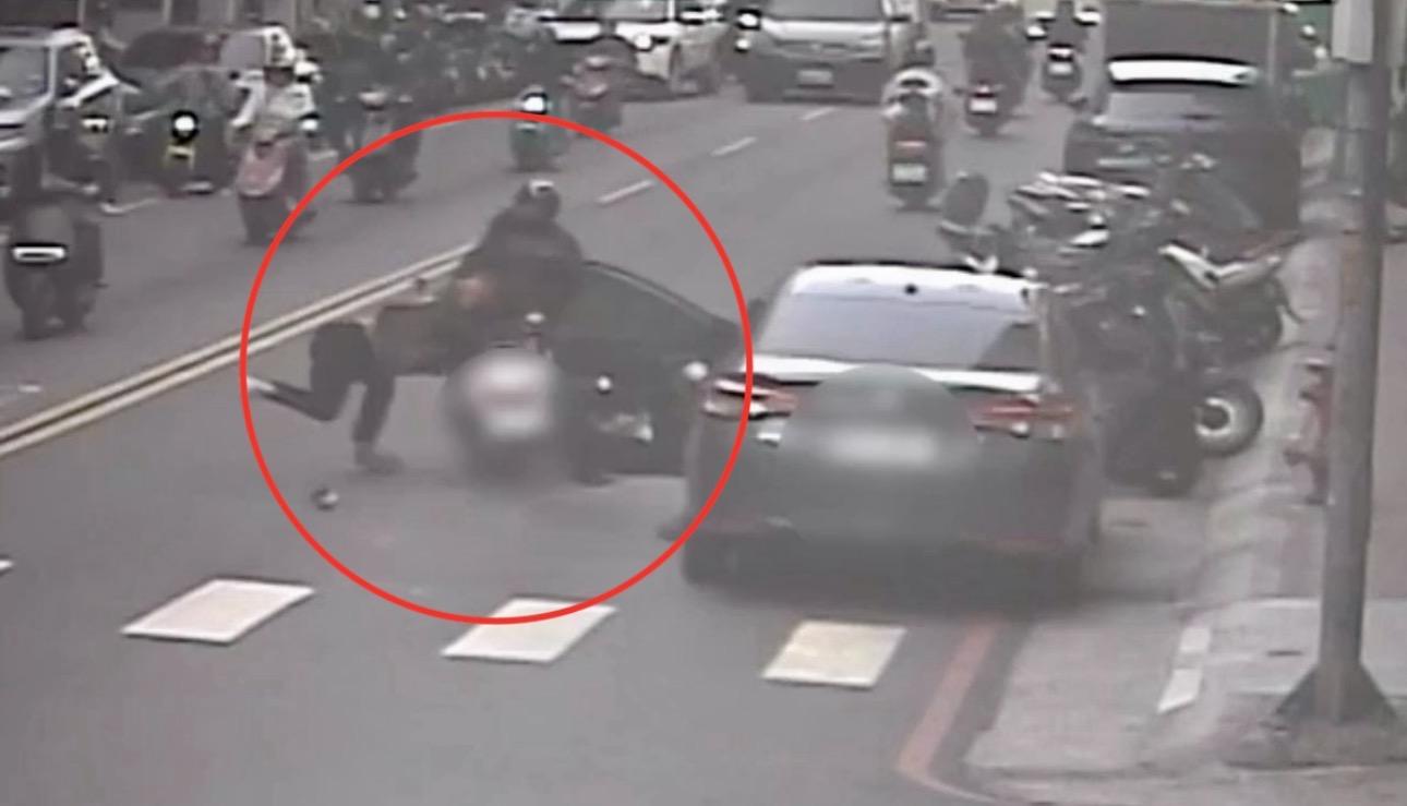 影/新北三寶車猛開車門釀禍　機車煞不住撞上2人慘摔