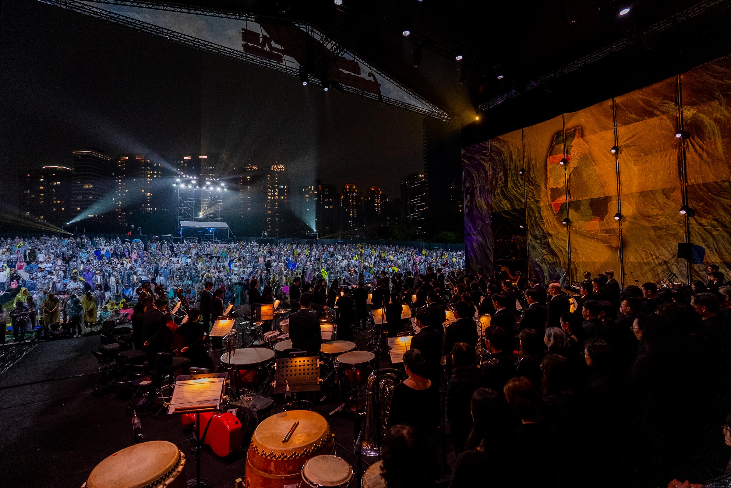 二二八紀念草地音樂會雨中登場 緬懷過去、超越傷痛、迎向希望