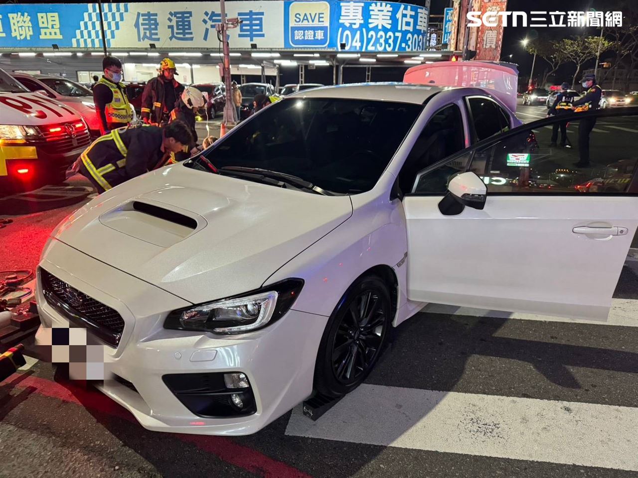 驚悚車禍！女駕駛右轉擊落外籍騎士「誤補油門再輾」　卡車底一度命危