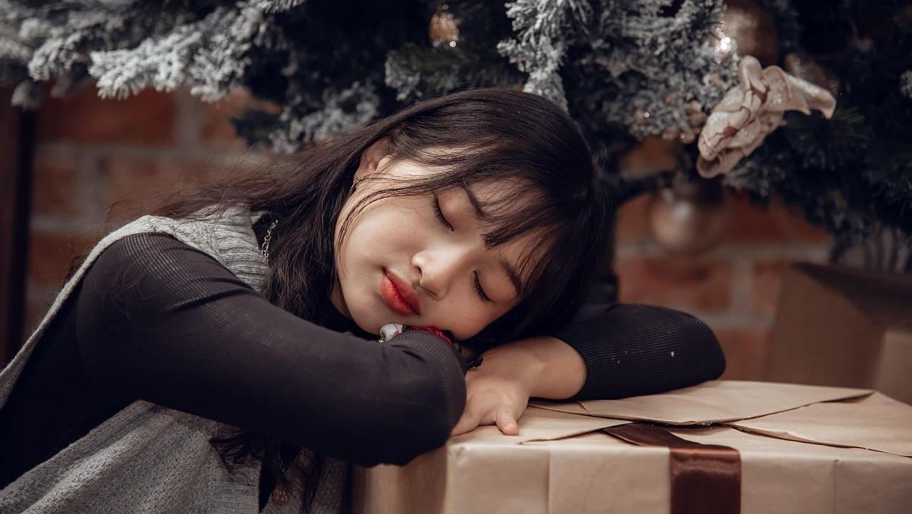 睡滿8小時還超累！醫揭「身體發電廠」罷工了：補眠也沒用