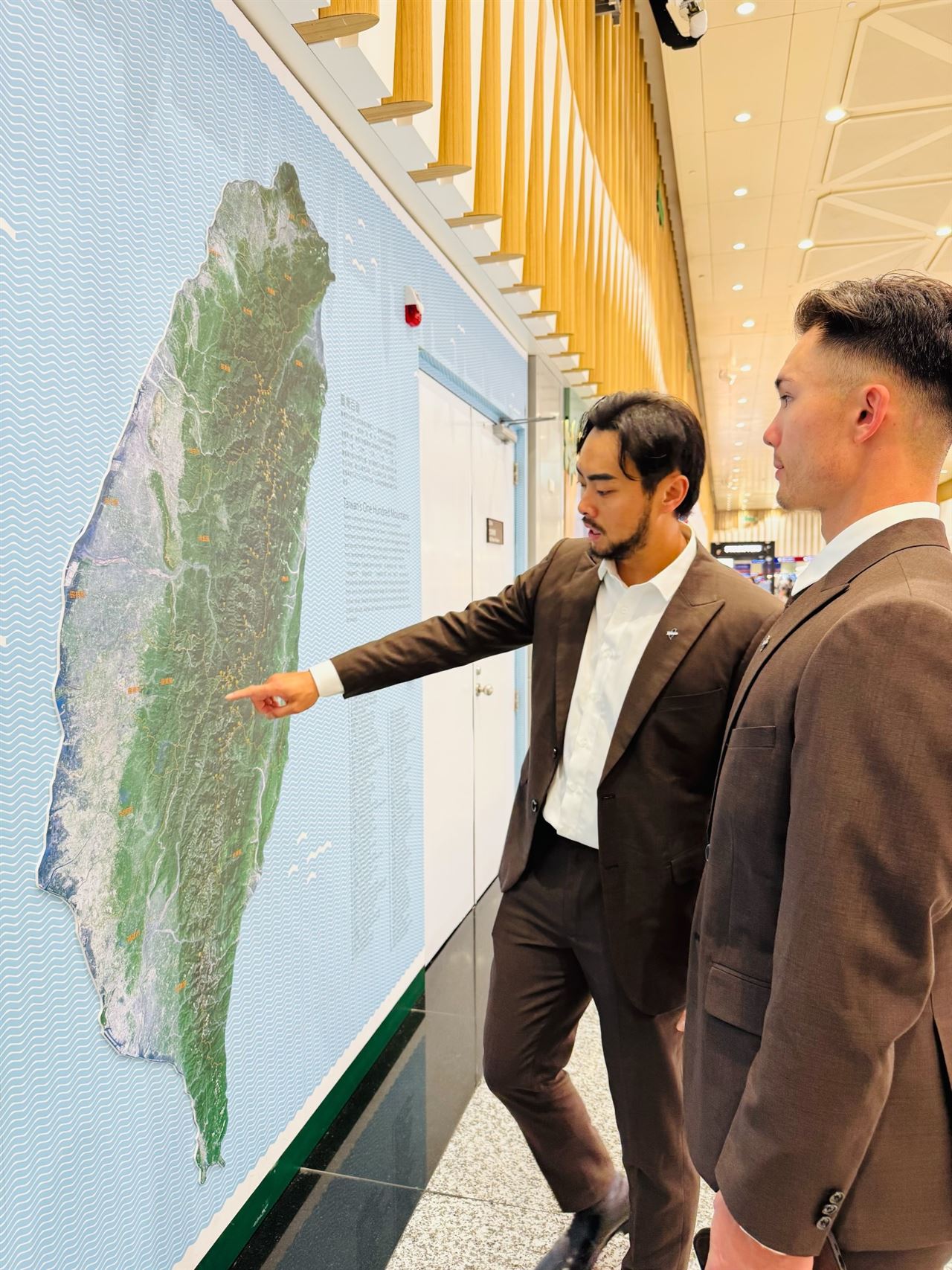 「媽媽的家鄉在這」！林家正手指台灣地圖為費仔補課　網見一幕感動哭了