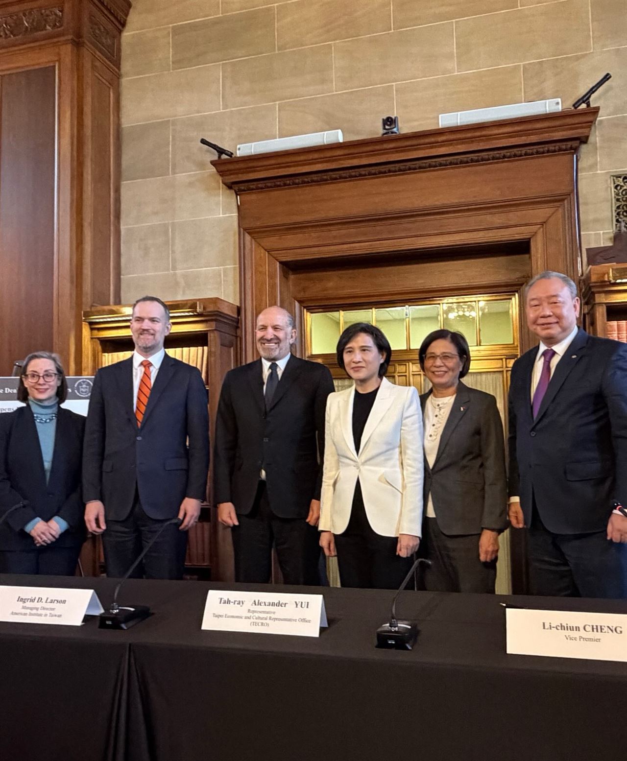 台美關稅15%合照藏玄機！2張都有她　他酸：黃國昌天花板是鄭麗君樓地板