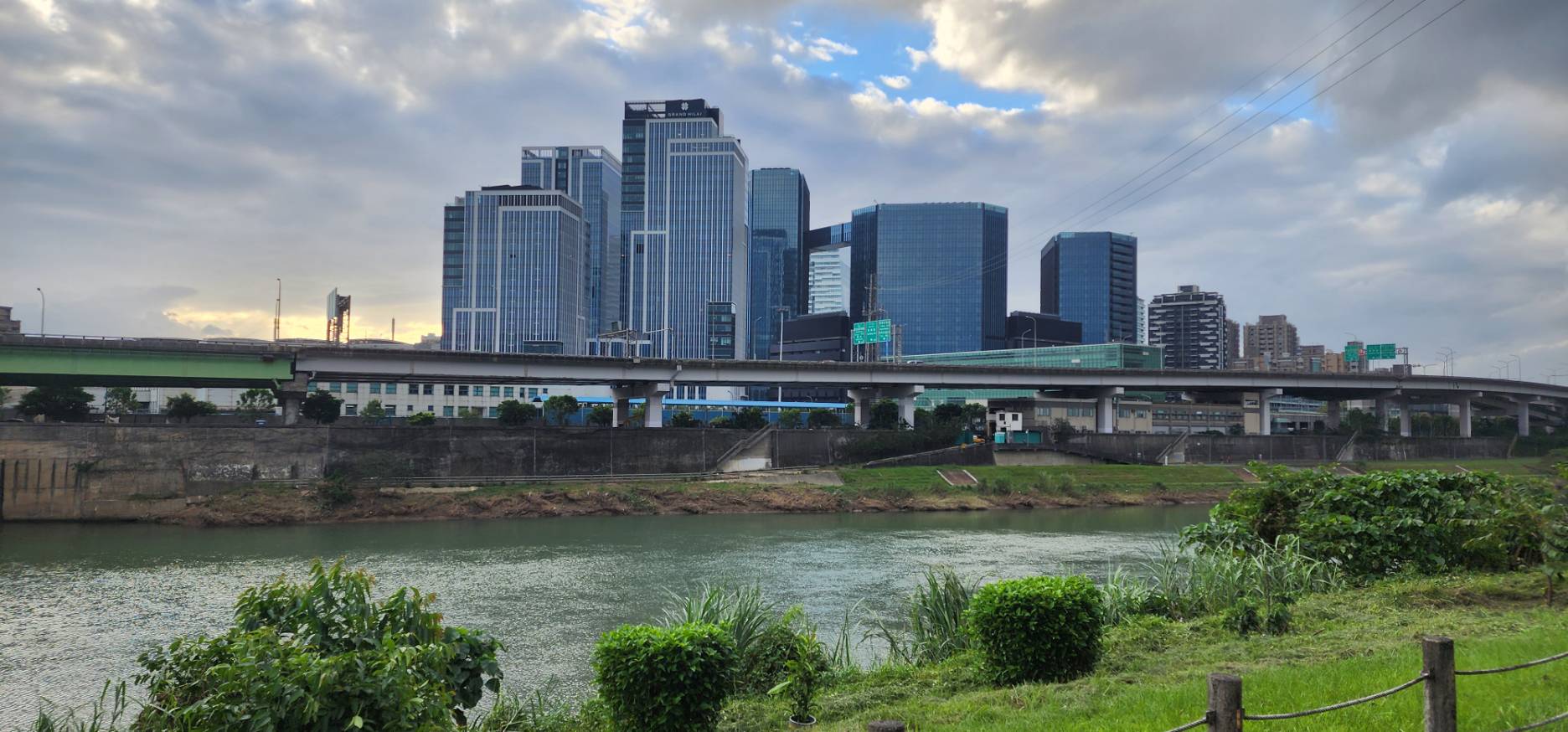 台北市最新實價登錄交易總額 南港區暴...