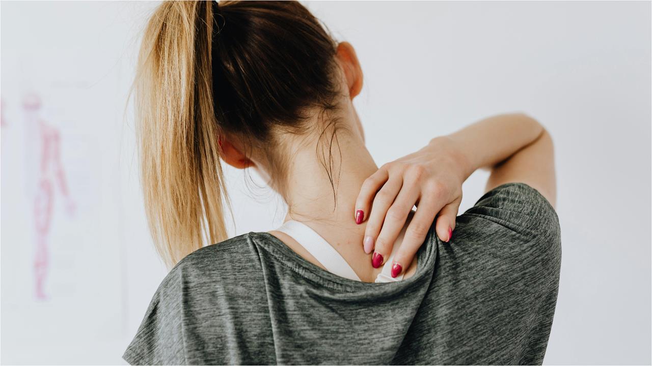 早晨肌肉僵硬別擔心！6步驟拉伸躺著就能做