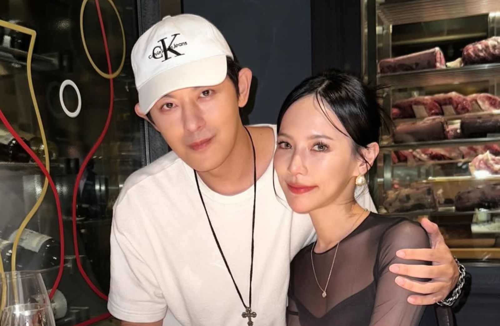 趁老公不在「偷辣一波」！敖犬妻罕曬紅色內衣照　引本尊現身抓包：跟家裡不同人？