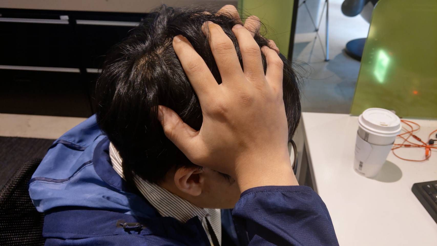 熬夜玩4天電動！男大生「啊」一聲倒地　媽淚拔管送走他