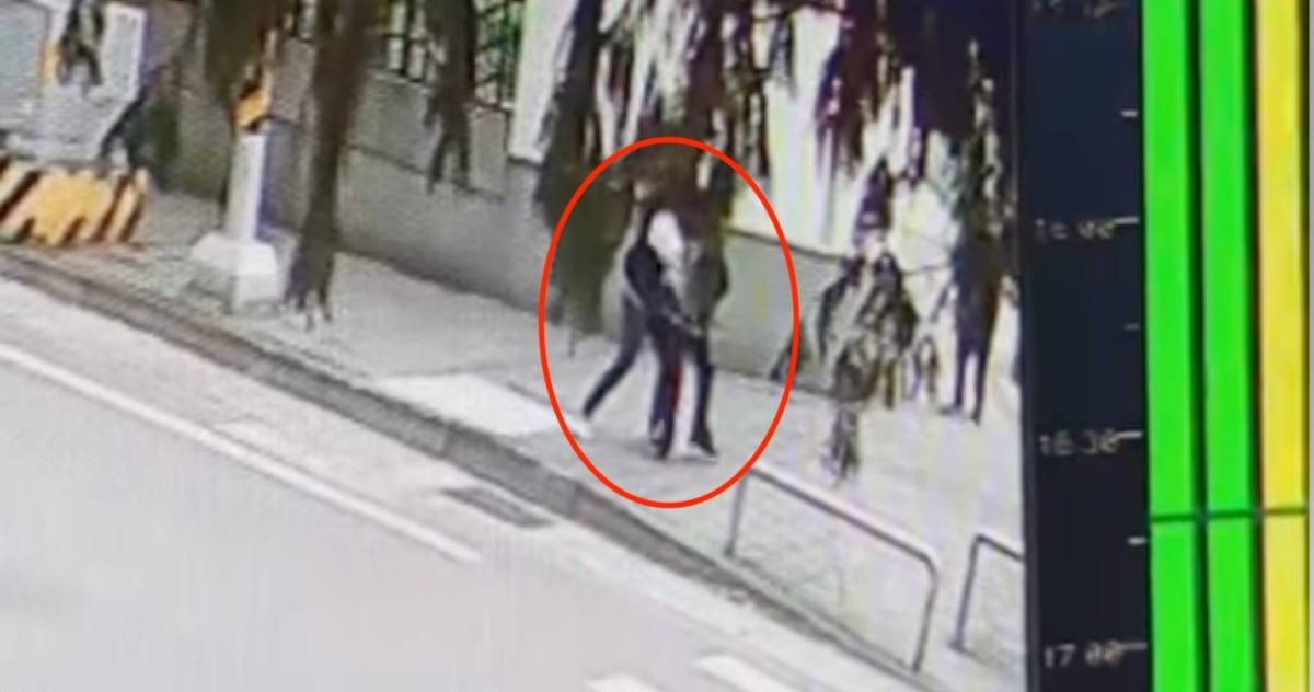 桃園驚傳隨機攻擊！國小生遭陌生女子「鎖喉拖行」　監視器畫面曝