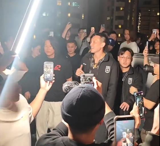 影/室外路權沒申請！王陽明車聚揪韓哥　遭警方「封停車場」開罰單