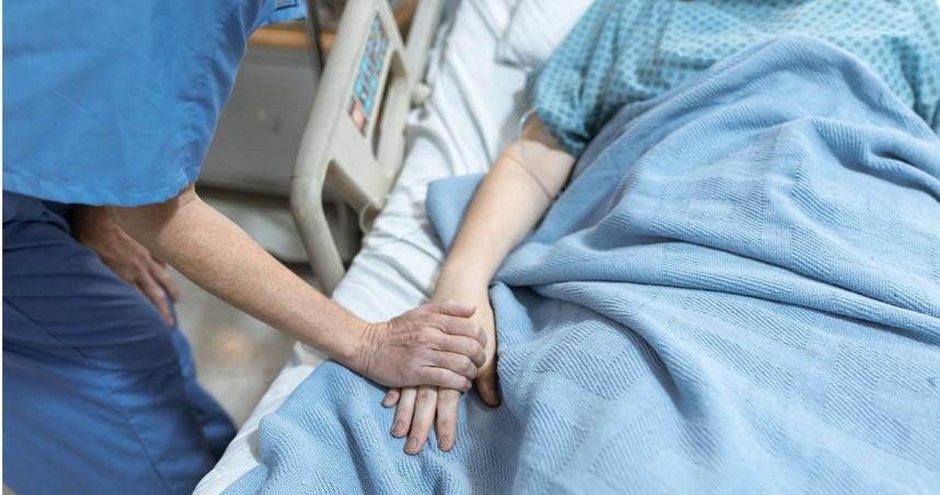 心衰阿嬤喘到發抖　醫護怕「給嗎啡會很快走」僅給呼吸器