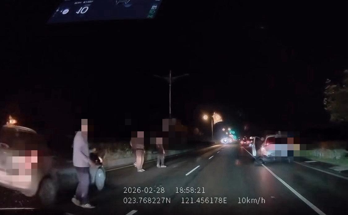 影/花蓮慘烈事故！闖紅燈高速衝撞3車　隔壁車道駕駛驚險逃死