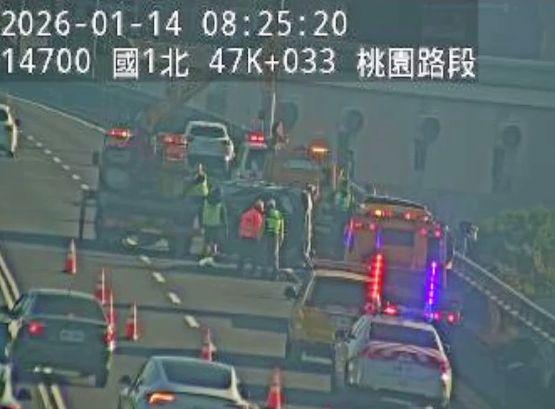 影/五楊高架出事了！「4大小車追撞翻覆」回堵塞爆