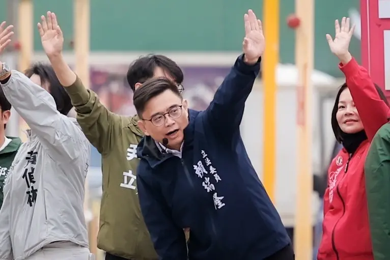 賴瑞隆贏邱議瑩不到1%！醫：又會抱著小孩哭