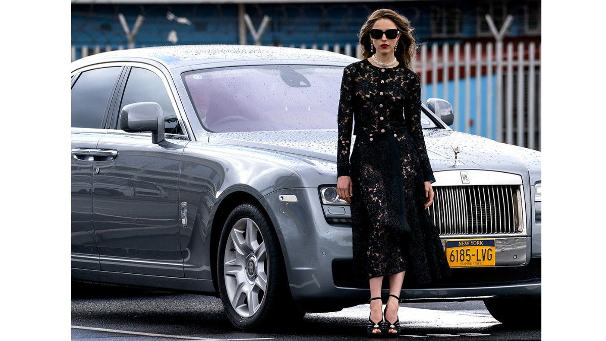 瑪格麗特庫利全身香奈兒使壞　戲弄葛倫鮑威爾：他們活該