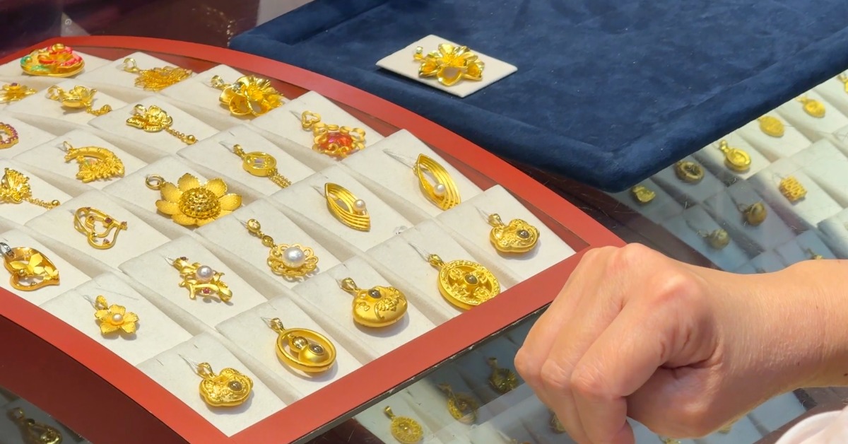 中東衝突金價恐跳漲 連假尾聲民眾衝銀樓