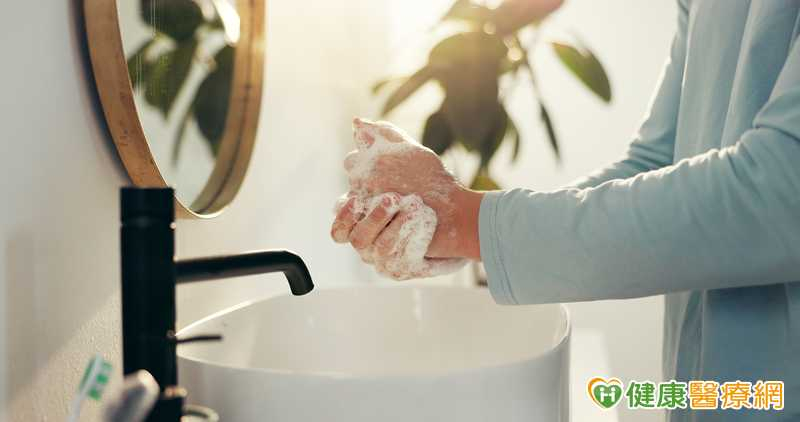 開學防腸病毒別只噴酒精　疾管署籲肥皂洗手防把病毒帶回家