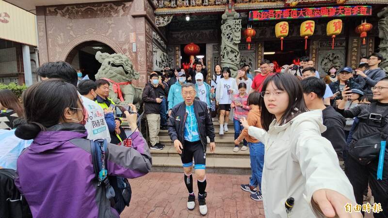 柯文哲戴電子腳鐐騎車 486先生虧：有沒有磨破皮？