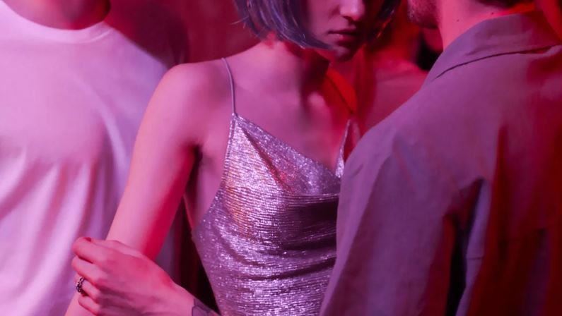 醋女街頭失控！男模會館外將情敵「按地摩擦」畫面鐵證打臉「自己摔的」