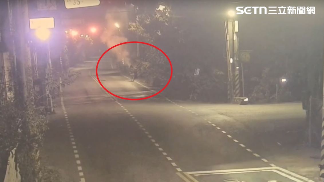 失控撞電桿…把車撞稀爛「百萬賓士」淪廢鐵！闖禍女駕駛棄車落跑了