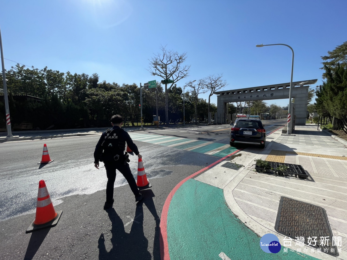 車輛載運油料沿路撒落危害交通　中壢警即時封控清除