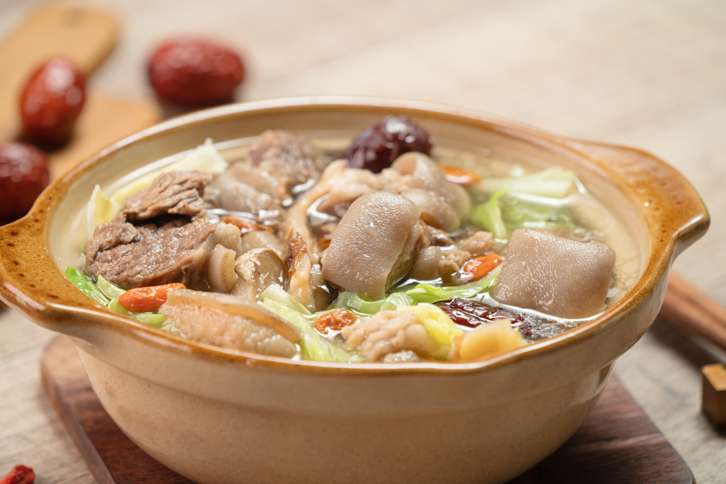 老公請吃羊肉爐 好友「2超雷舉動」踩紅線 妻傻眼全場怒：快絕交