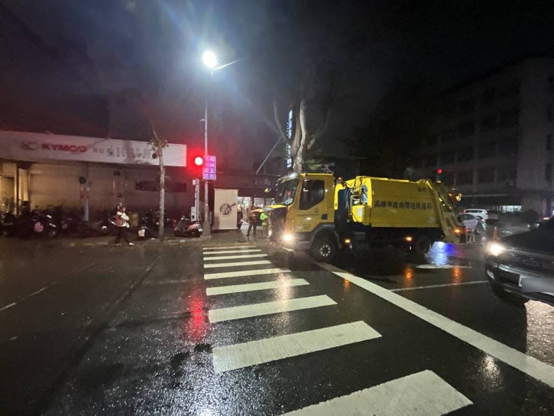 高雄男雨天晚間行走遭清潔車撞傷 (圖...