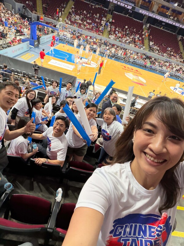 台灣男籃出戰中國隊 旅菲台灣人創意應援 (圖)