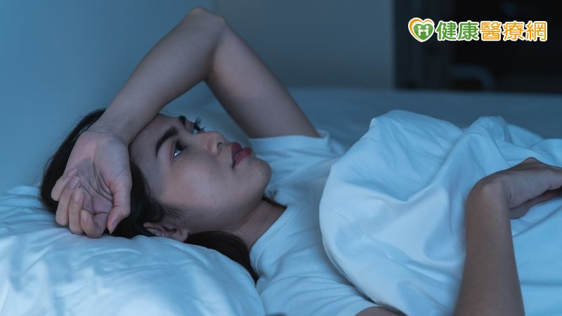 為什麼越晚越想不開？專家揭「午夜憂思」讓負面情緒失控