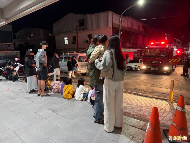 「超人們」跟著爸媽逃難 這場火警有點可愛