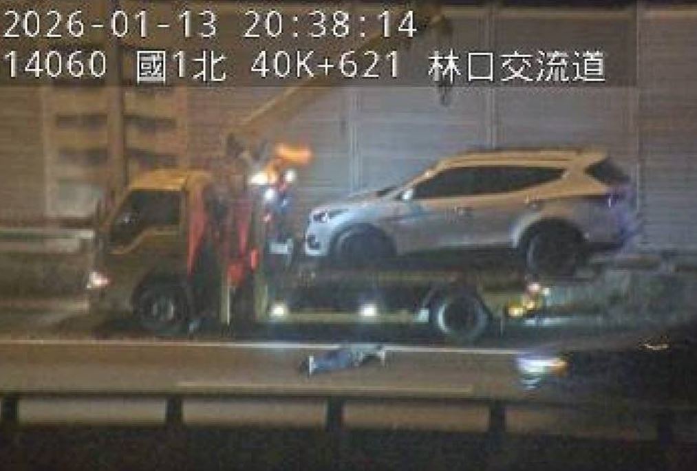 快訊／林口交流道男子從拖吊車躍下遭輾　現場畫面曝